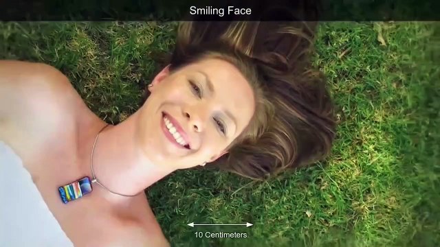 Un zoom arrière incroyable d'un sourire de femme vers l'univers...