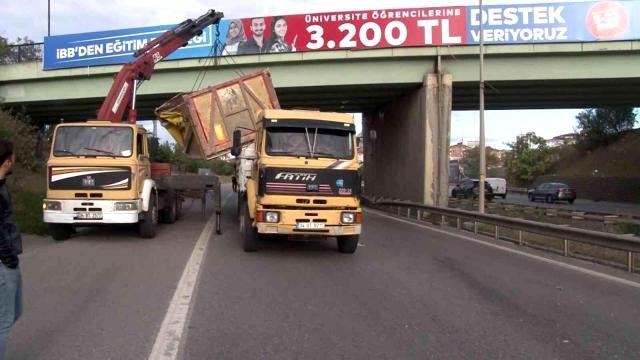 Ümraniye'de seyir halindeki kamyonun açılan damperi köprüye çarptı