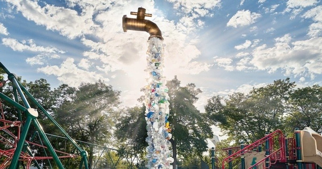 Ces robinets géants déversent des tonnes de déchets plastiques pour nous alerter sur la pollution