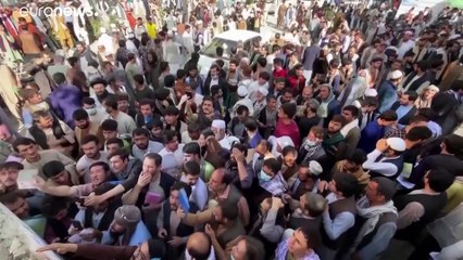 شاهد: الأفغان يهرعون لمكتب جوازات السفر بعد أن قررت طالبان إعادة إصداره