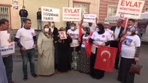 HDP Diyarbakır İl Başkanlığı önünde başlatılan evlat nöbeti eylemine bir aile daha katıldı