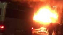 İtalya'da garajdaki belediye otobüsleri alev alev yandı
