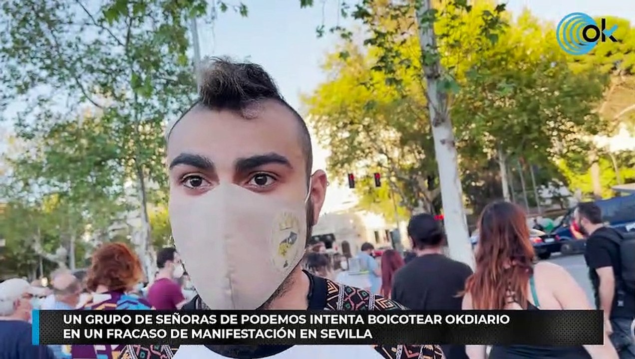 Un grupo de señoras de Podemos intenta boicotear a OKDIARIO en un fracaso de manifestación en Sevilla