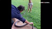 2 yaşındaki çocuğun dev yılanı sürüklediği anlar kamerada