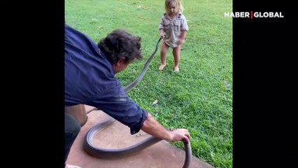 2 yaşındaki çocuğun dev yılanı sürüklediği anlar kamerada