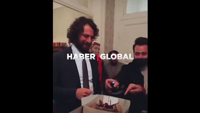 Birkan Sokullu'ya sevgilisi ve 'Masumlar Apartmanı' setinden doğum günü sürprizi!
