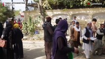 شاهد: الأفغان يهرعون نحو مكتب الجوازات بعد أن قررت طالبان إعادة فتحه