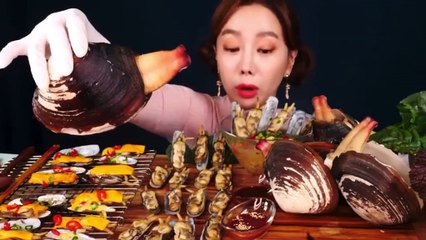 Eating Delicious Seafood  by ssoyoung
