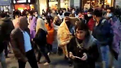 ''Barınamıyoruz'' diyen öğrencilerden İstanbul'da battaniyeli yürüyüş