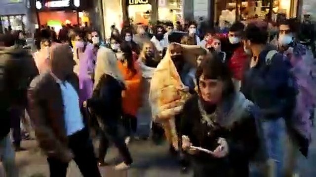 ''Barınamıyoruz'' diyen öğrencilerden İstanbul'da battaniyeli yürüyüş