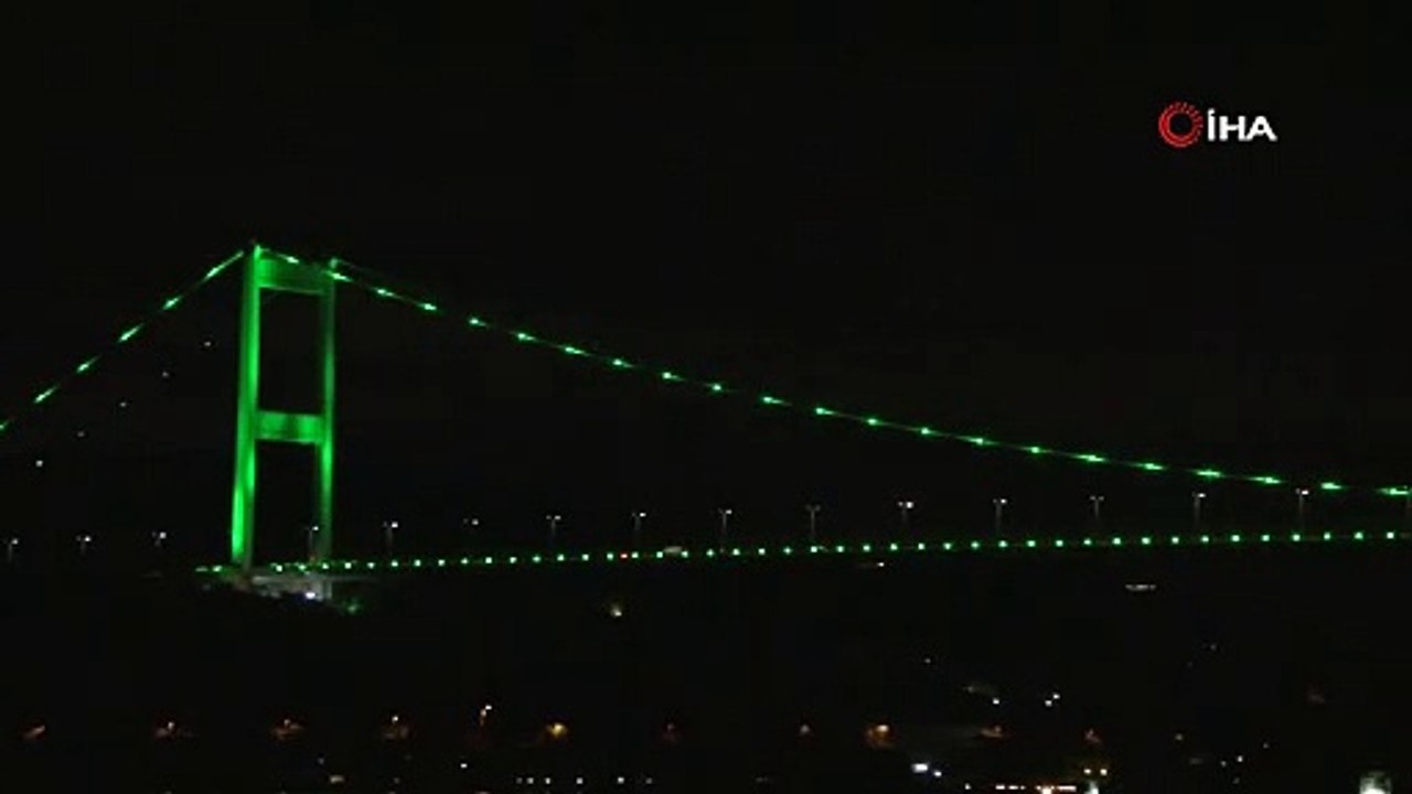 İstanbul'un köprüleri ''Serebral Palsi'' için yeşile büründü