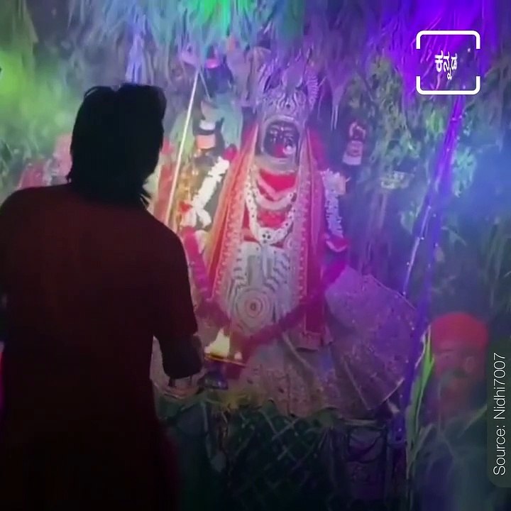 See How The Aarti Of Mother Goddess Is Performed In A Unique Way.