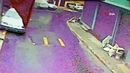 İstanbul’da feci kaza: Otomobil depoya daldı, kadın ölümden saniyelerle kurtuldu