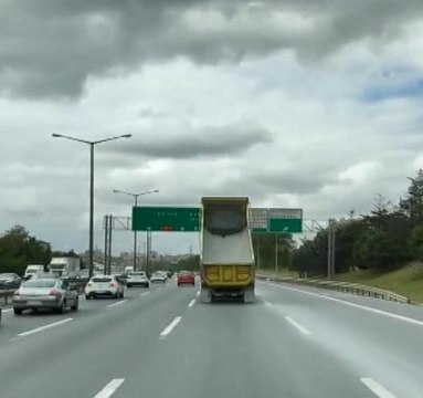 TEM'DE HAFRİYAT KAMYONUNUN DAMPERİ YÖN TABELASINA ÇARPTI