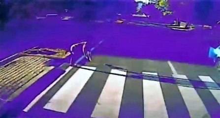 Otobüsün altında kalmaktan son anda kurtuldu