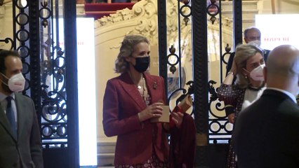 Esto es lo que hace la infanta Elena mientras su hombre de confianza, Carlos García Revenga, despide con dolor a su madre
