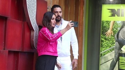 Kareena Kapoor Khan दिखी Yuvraj Singh के साथ ये करके ; देखिए वीडियो | FilmiBeat