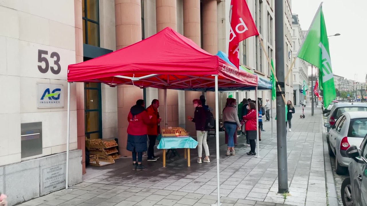 Bruxelles : les syndicats manifestent devant le siège de AG Insurance