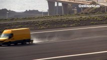 La acumulación de cenizas del volcán deja inoperativo el aeropuerto de La Palma este jueves
