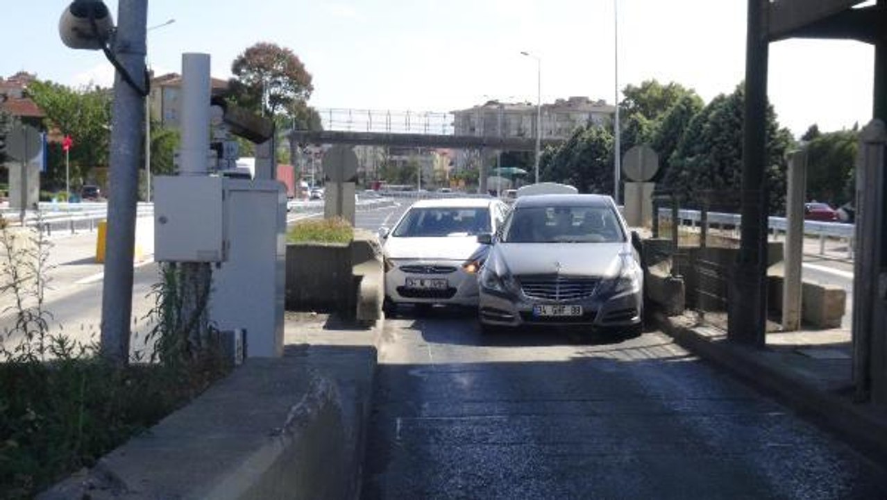 İki sürücü aynı anda giriş yapmak isteyince gişede sıkışıp kaldı