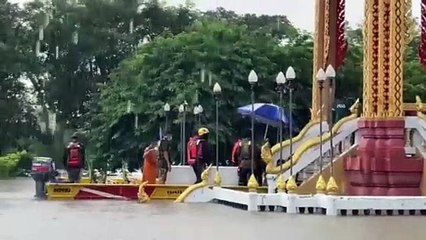 อ่างทอง นำศพลงเรือลุยฝนทำพิธีเผาศพที่เมรุกลางน้ำท่วมสูงร่วม2เมตร