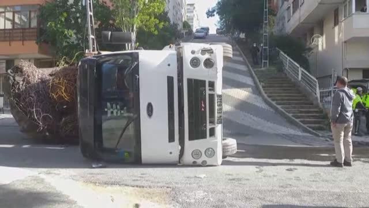 Maltepe'de hurda taşıyan kamyon devrildi
