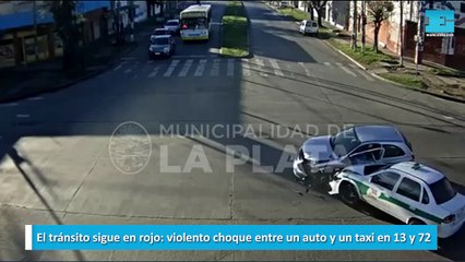 El tránsito sigue en rojo violento choque entre un auto y un taxi en 13 y 72