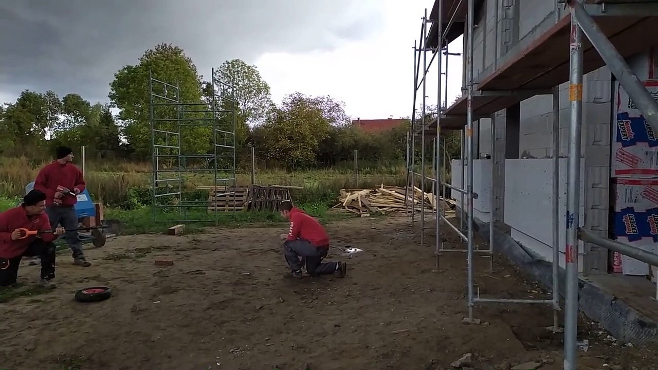 Changement de roue d'une brouette en mode Formule 1