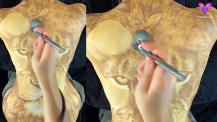 Talentoso artista convierte la espalda de su novia en la cara de un león_