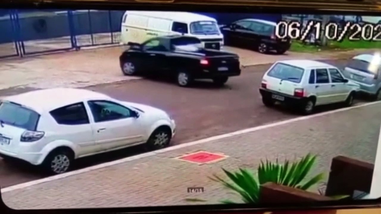 Vídeo mostra condutor de utilitário dando ré em carro estacionado