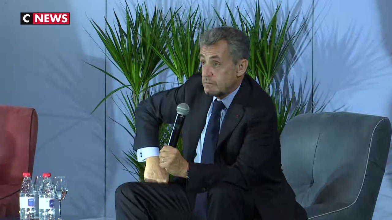 Nicolas Sarkozy imite François Hollande