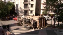 Maltepe'de virajı dönen kamyon yola devrildi