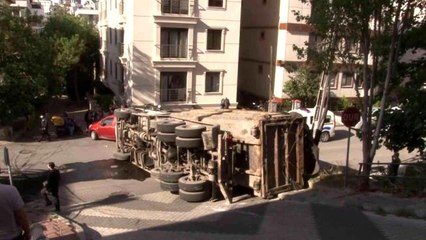 Maltepe'de virajı dönen kamyon yola devrildi