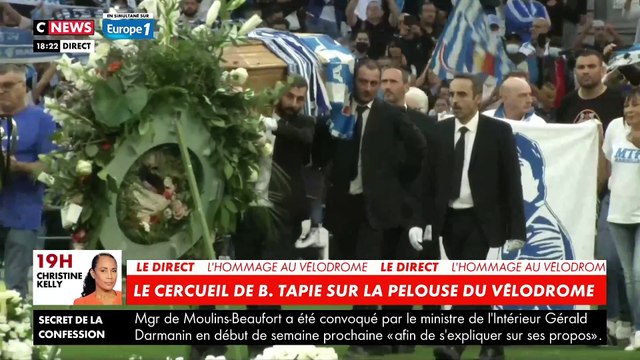 Regardez le cercueil de Bernard Tapie qui entre à Marseille sur le terrain du Stade Vélodrome en musique et qui est acclamé par la foule des supporters