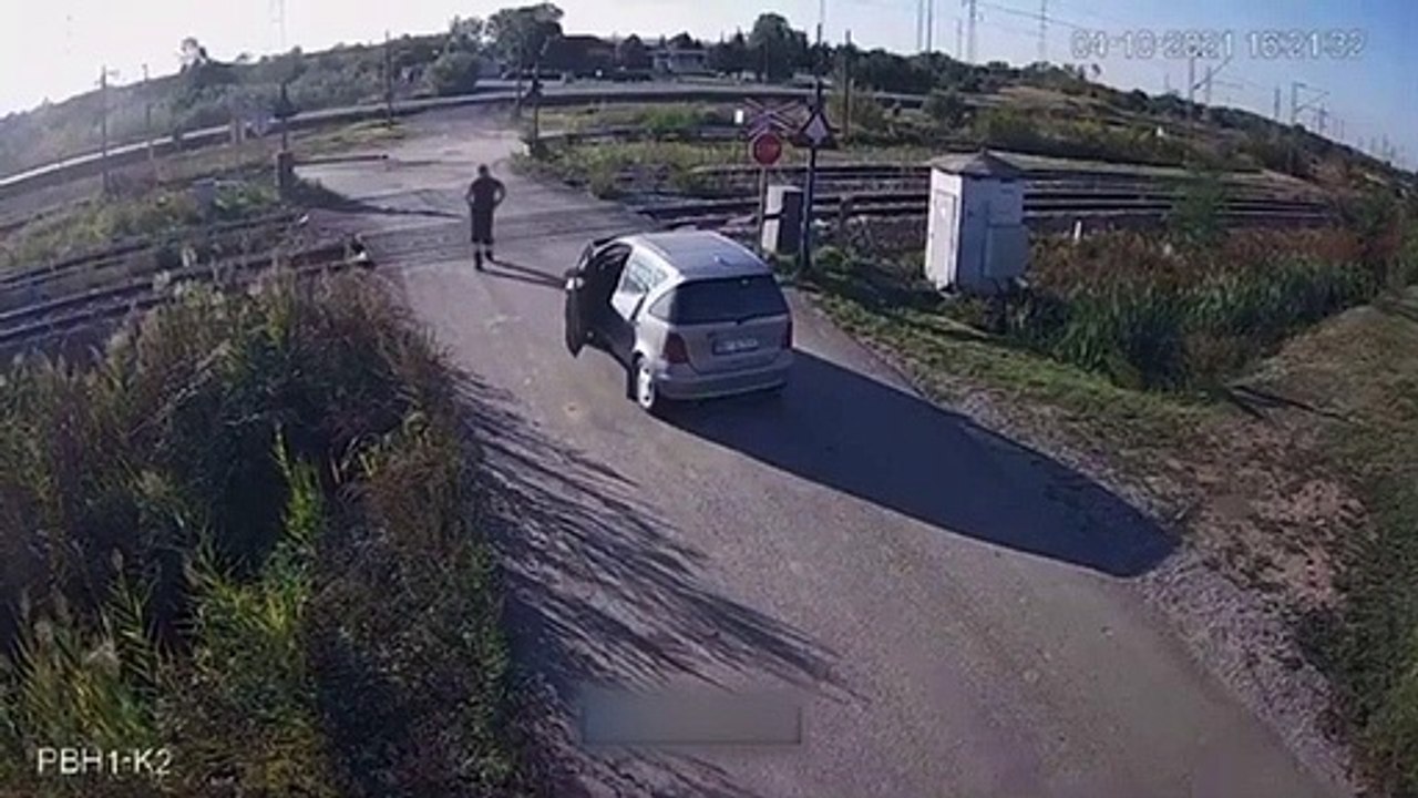 Un homme arrêté au passage à niveau ne voit pas de train arriver et décide d'y aller !