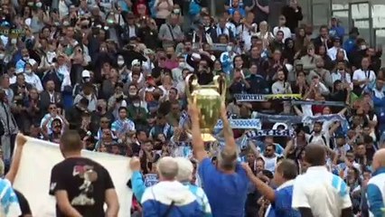 En bleu et blanc, des supporters de l'OM disent adieu au "boss" Tapie au Vélodrome