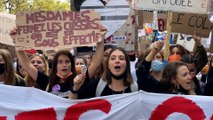 «Ras le col d’être sages» : les sages-femmes dans la rue pour défendre leur statut