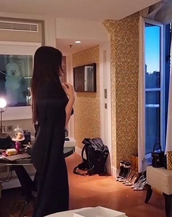 تعرفي على سعره: لجين عمران تخطف الأنظار بفستانها في أسبوع الموضة