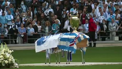 En bleu et blanc, des supporters de l'OM disent adieu au "boss" Tapie au Vélodrome