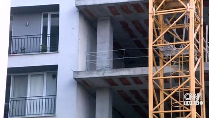 Şişli'de iki apartman birbirine girdi
