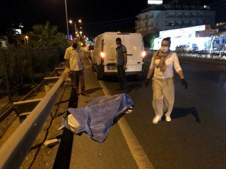 Yolun karşısına geçen turistlere otomobil çarptı: 1 ölü, 1 yaralı