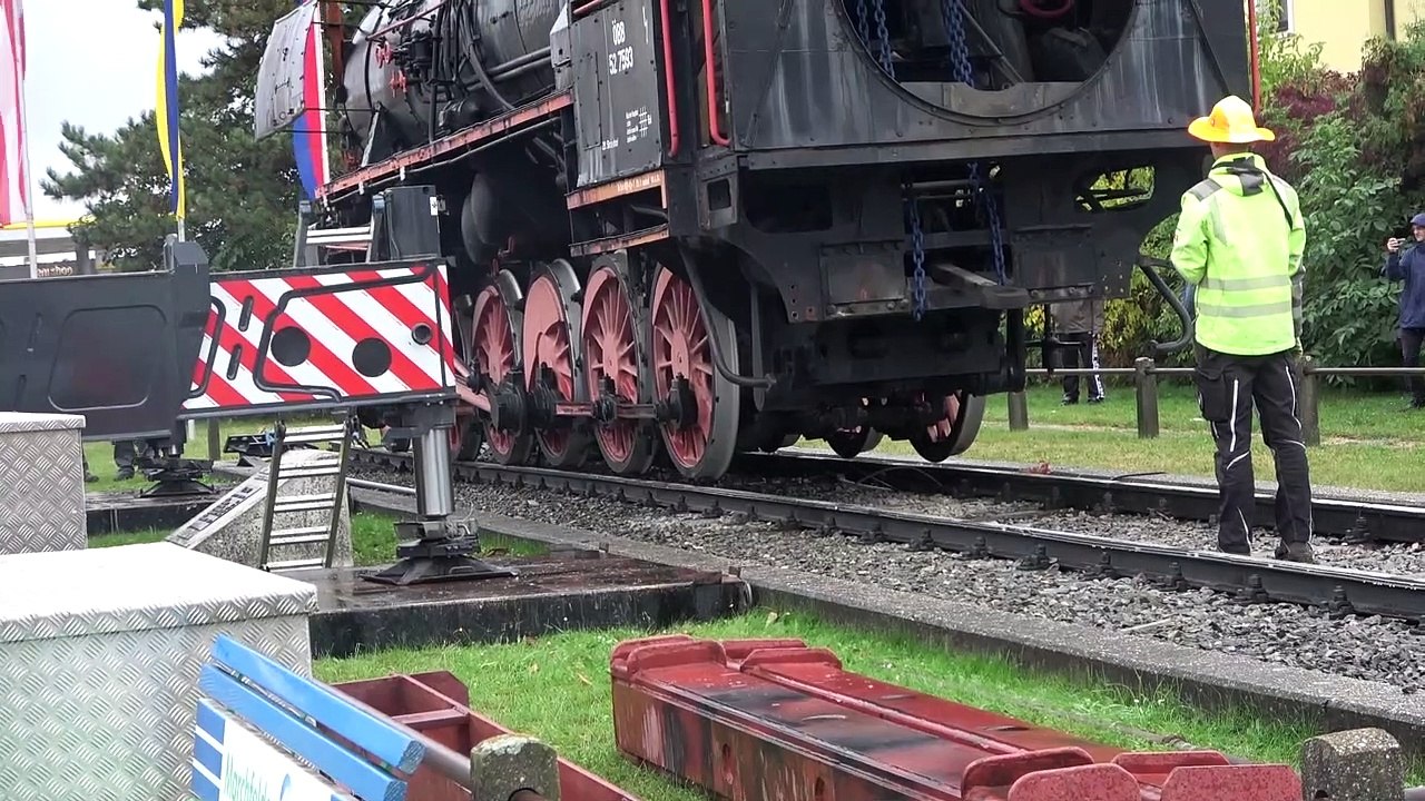 Strasshof |  144 Tonnen Lokomotive wird  übersiedelt