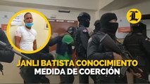 Janli Batista entrando a la sala de audiencia donde se conocerá la medida de coerción