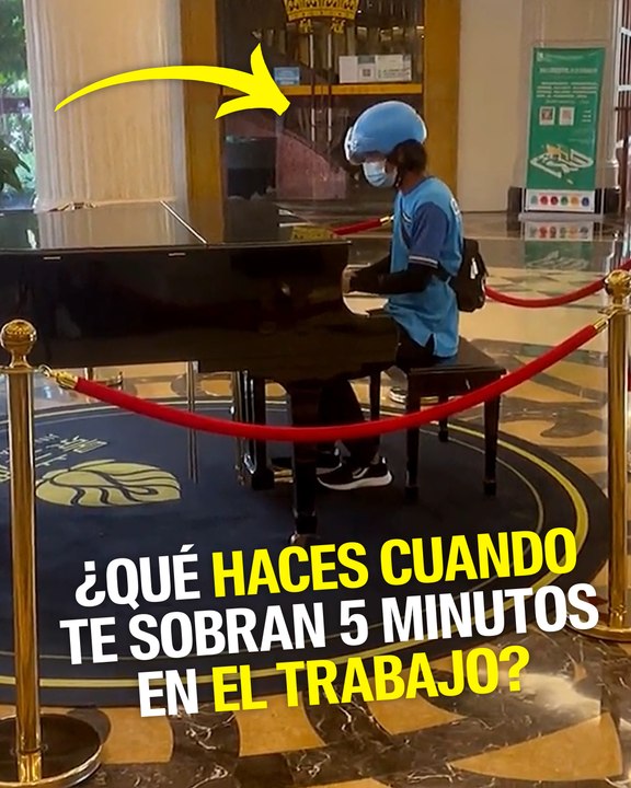 Este repartidor decidió tocar el piano mientras esperaba recoger sus pedidos