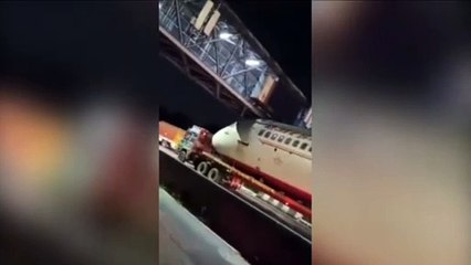 Vídeo: Avião fica preso ao passar debaixo de passarela no meio da rodovia