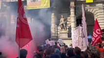 Studenti in corteo a Torino, uova e bombe di vernice contro Comune e polizia