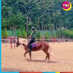 Aislinn Derbéz supera su miedo a los caballos en compañía de su hija Kailani