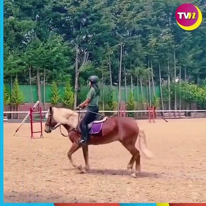 Aislinn Derbéz supera su miedo a los caballos en compañía de su hija Kailani