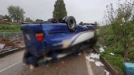 전남 화순서 빗길에 미끄러진 버스 전복...8명 부상 / YTN