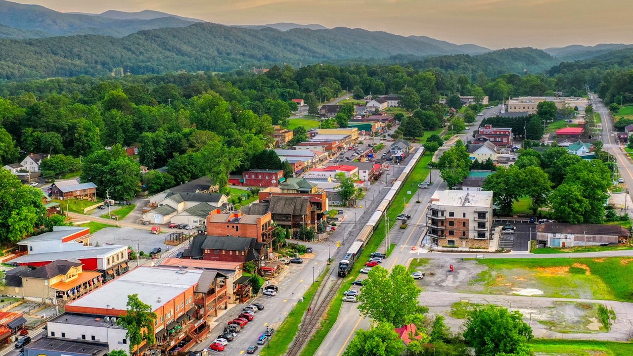 10 Charming Small Towns in Georgia